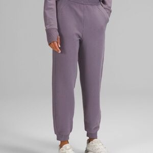 Lululemon Scuba relaxed fit hi-rise jogger
Dusky Lavender,Sz 10
Good Condition